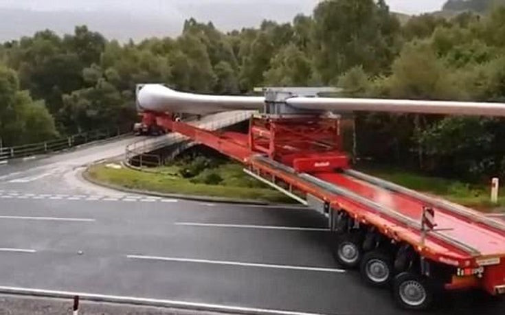 Πώς στρίβεις όταν μεταφέρεις μια τουρμπίνα 60 μέτρων; (βίντεο)